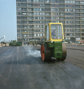 821820 Afbeelding van de aanleg van een basketbalveld in de wijk Overvecht Noord te Utrecht, tijdens de asfaltering met ...